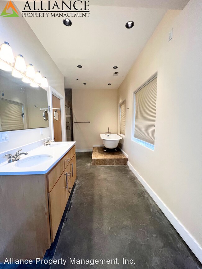 Building Photo - 2 br, 2 bath House - 820 N. Manhattan Ave....