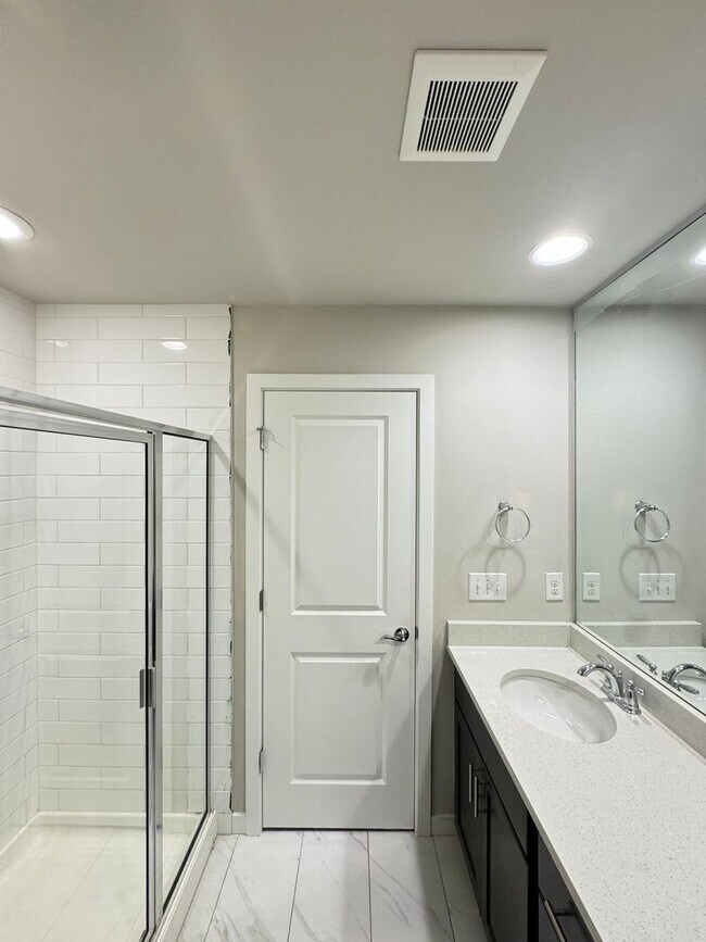 Building Photo - 3B/3B cozy townhome