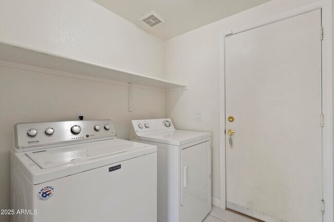 Building Photo - 836 W Cooley Dr