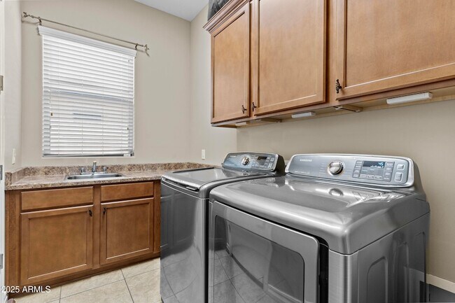 Building Photo - 211 W New Dawn Dr