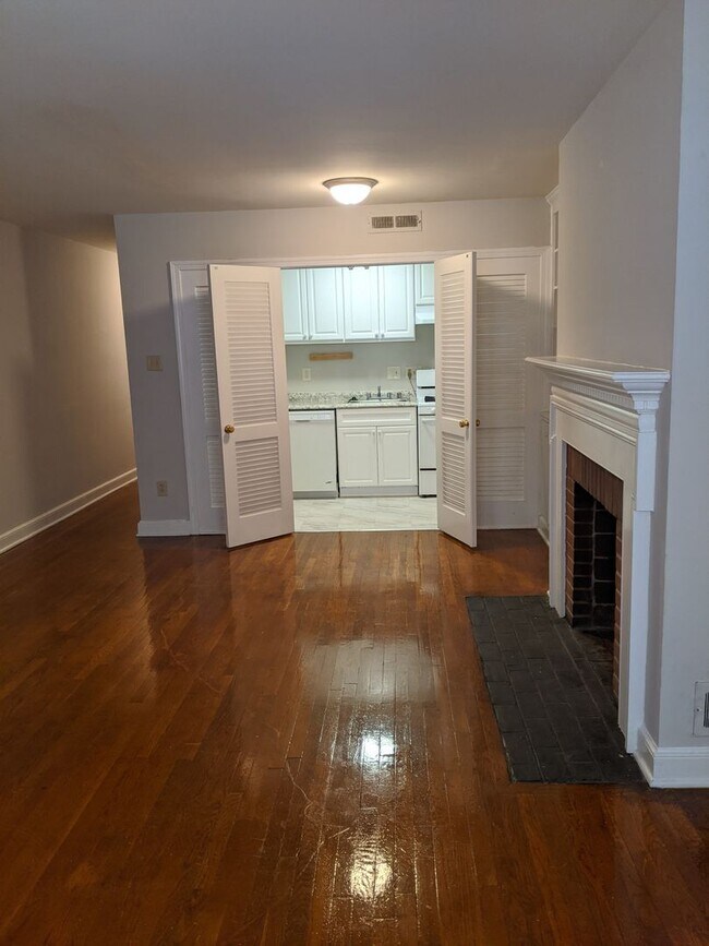 Building Photo - 945 25th St NW