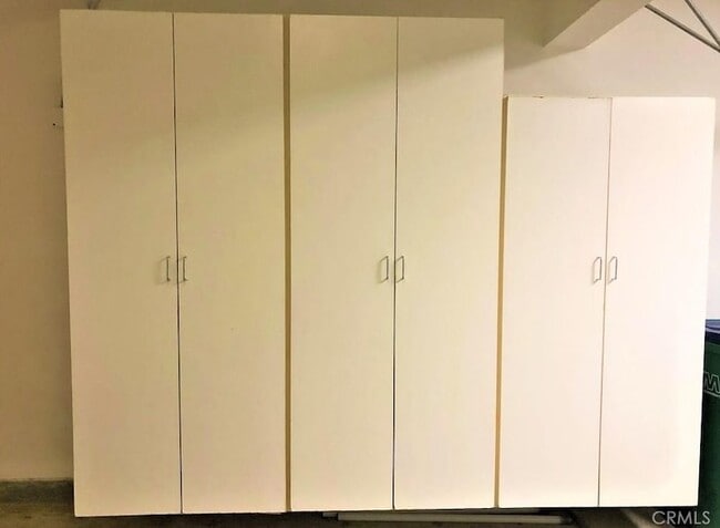 Building Photo - 243 Dewdrop