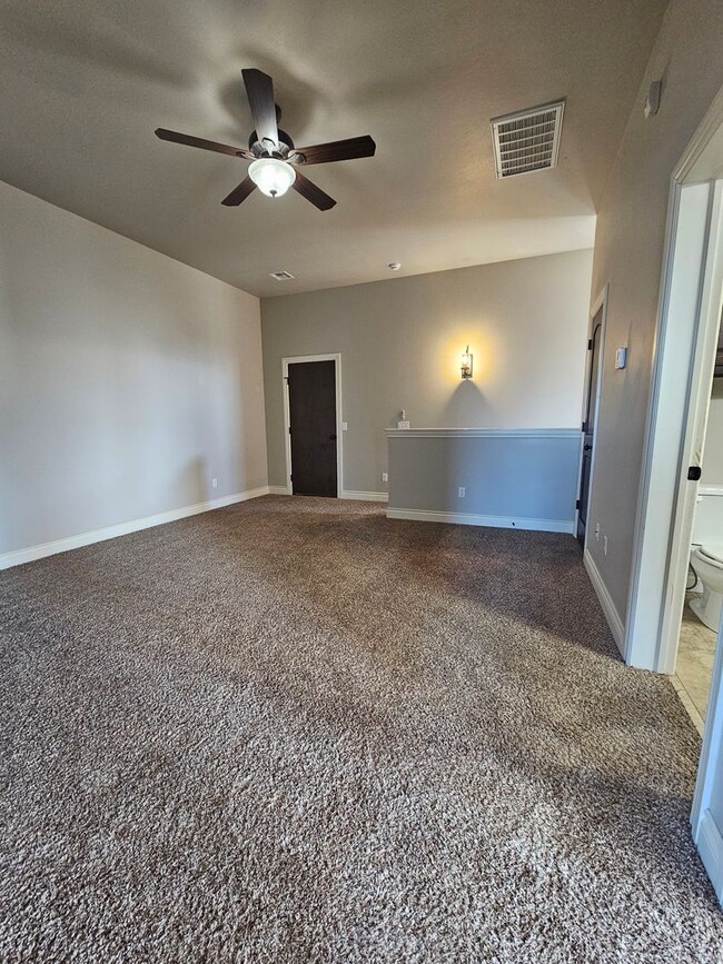 Building Photo - (2) Bed/(2.5) Bath Townhome in Gated Commu...