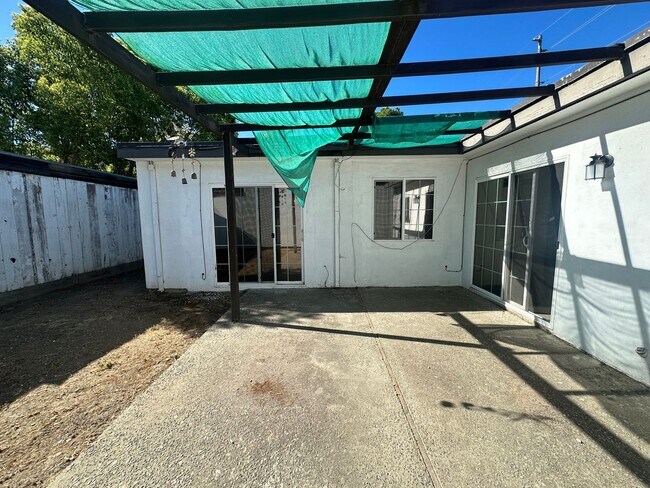 Building Photo - 308 N Riverside Dr