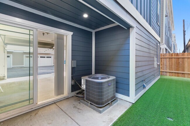 Building Photo - 3 Bedroom & 2.5 Bathroom Townhome with 2 Car Garage & Laundry