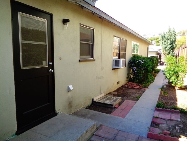 Building Photo - 2 Bedroom 1 Bath Duplex for Rent in Uptown Whittier