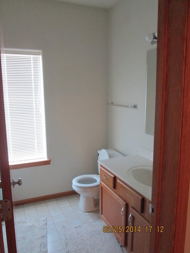 Building Photo - AVAILABLE NOW!!!  2 Bedroom Condo in amazi...