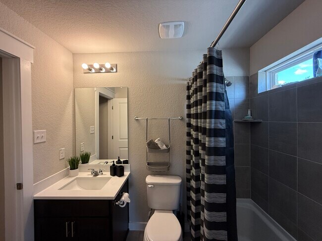 Building Photo - 1601 Fenton Hl Dr