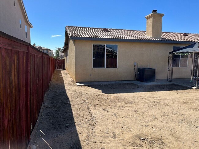 Building Photo - 3 bedroom 2 bath home with large yard available in Adelanto!