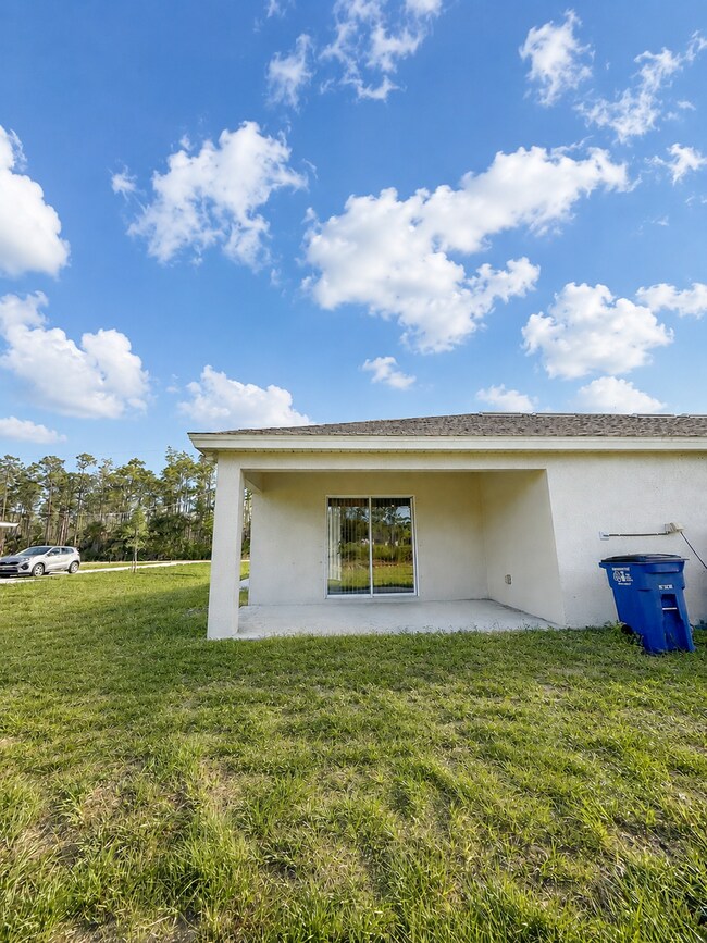 Building Photo - Modern Duplex Available Now