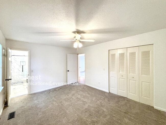 Building Photo - 922 Wesley Dr