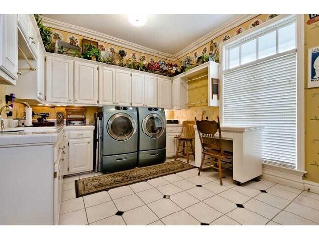 Building Photo - 1501 N Starr Dr