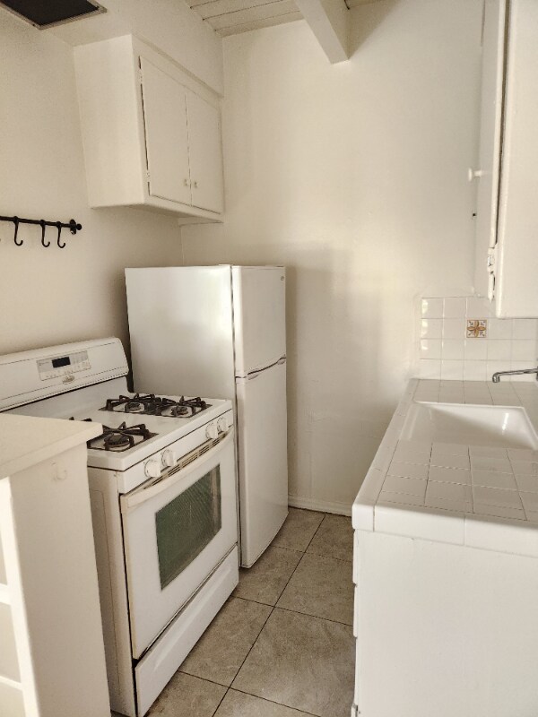 Building Photo - 1909 Beachwood Dr