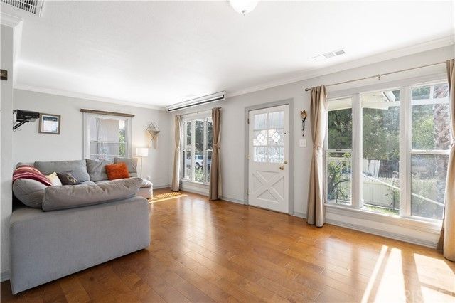 Primary Photo - 10724 Nassau Ave