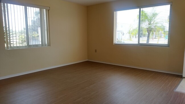 Building Photo - 1 bedroom, 1 bathroom end unit condo beach...