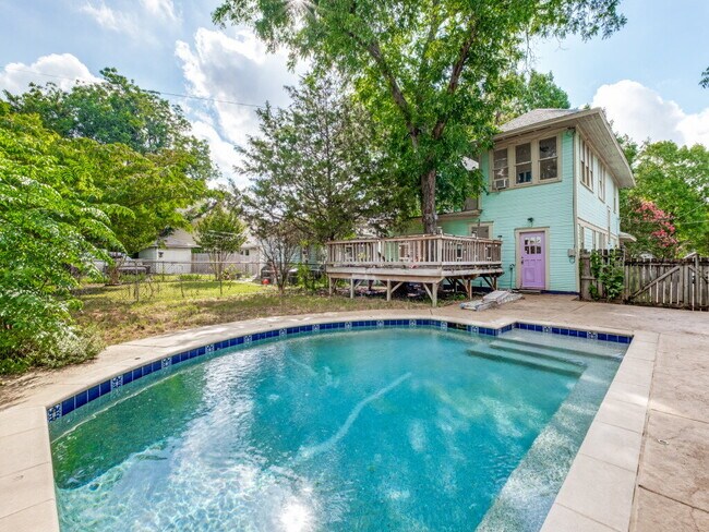 Building Photo - "Charming 4-Bedroom Home with 2 Full Baths in Vibrant Dallas Neighborhood!"