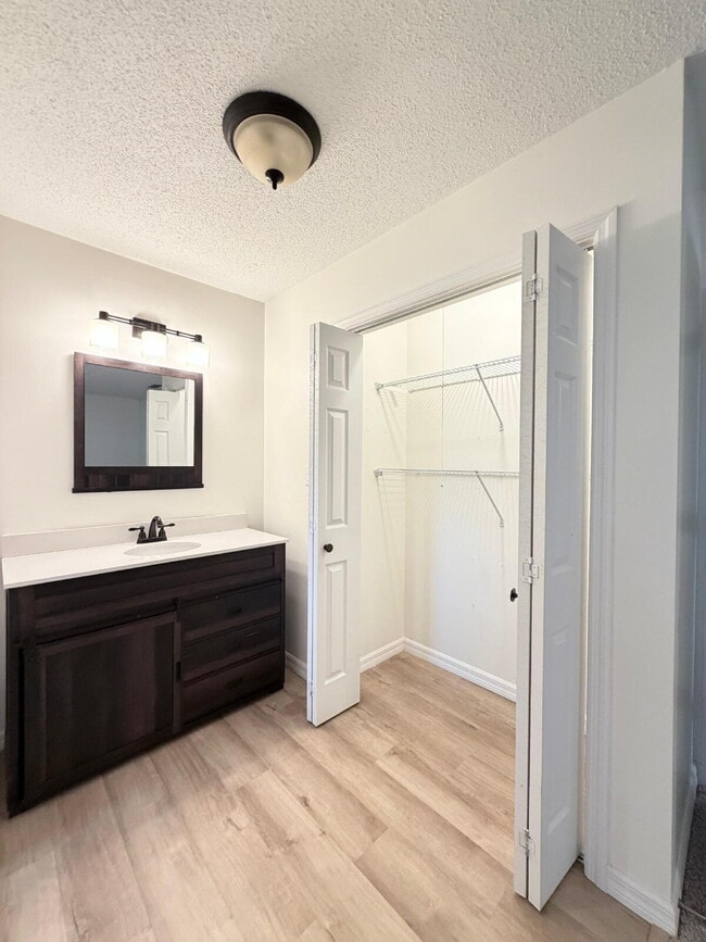 Building Photo - Available Now | Move-In Ready Rental in SE Ocala/Silversprings Shores