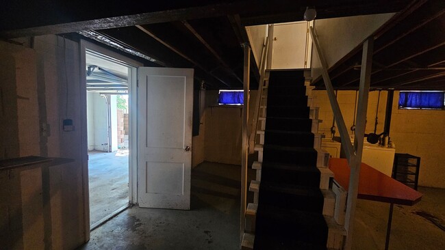Building Photo - Mid Century 3 Bedroom