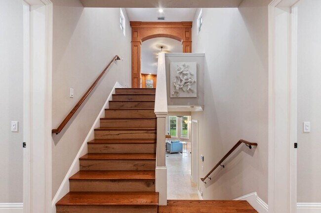 Building Photo - Luxury Rental Available