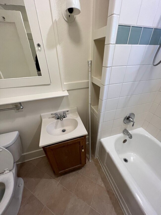 Building Photo - Charming and Spacious 4 Bed, 2.5 Bath Home near Downtown