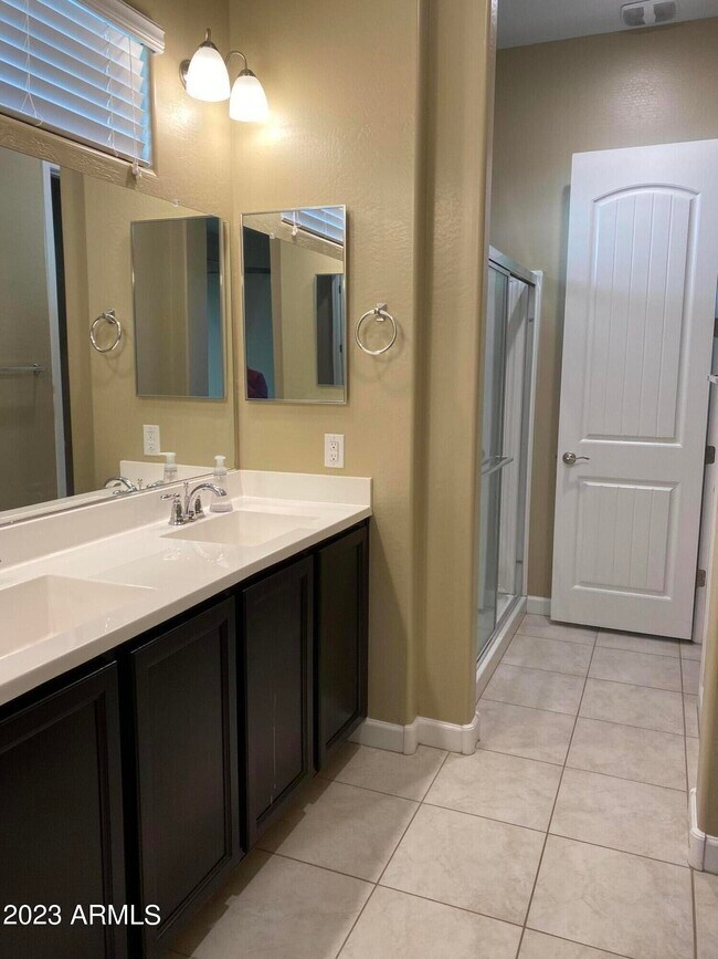 Building Photo - 1367 S Country Club Dr