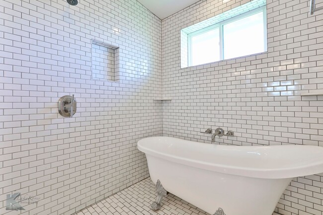 Building Photo - 3/2/2 duplex!  NEWLY UPDATED!