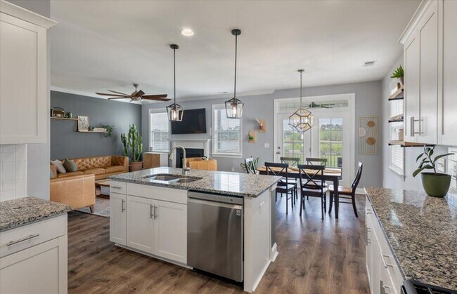 Building Photo - Show stopping 5 bed/3 bath rental in the h...