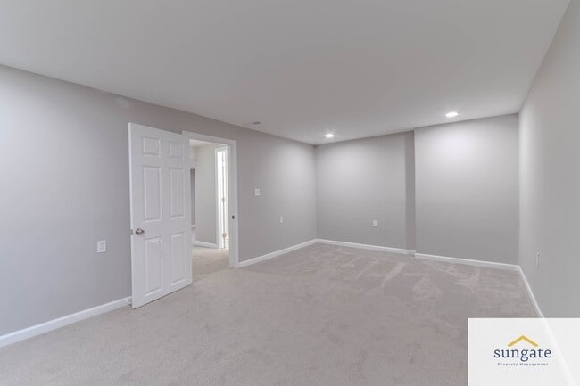 Building Photo - 4254 Cayuga Rd