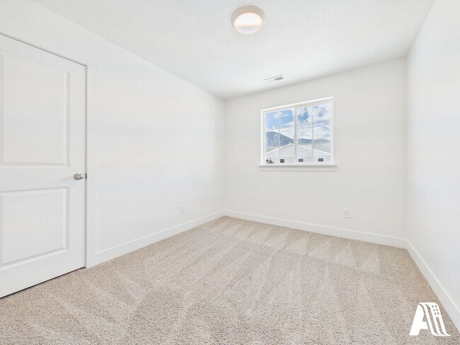 Building Photo - 453 E 650 N