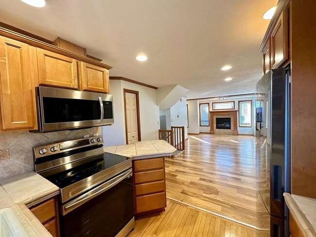 Building Photo - Appealing 2 bed / 1.5 bath townhouse in Greenwood/N Seattle with new flooring