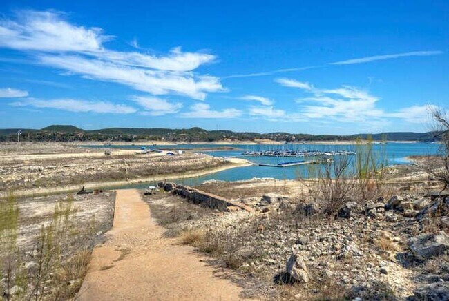 Building Photo - Charming Hill Country Home • Spacious Layout • Lake Travis Lifestyle