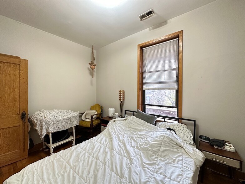 Building Photo - 937 N Hoyne Ave