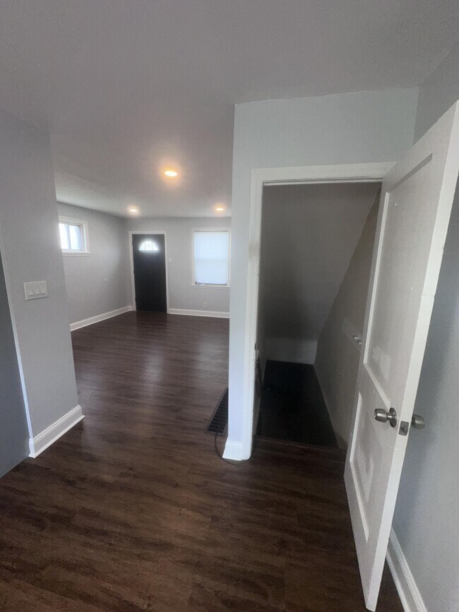 Building Photo - 2500 S 57th St