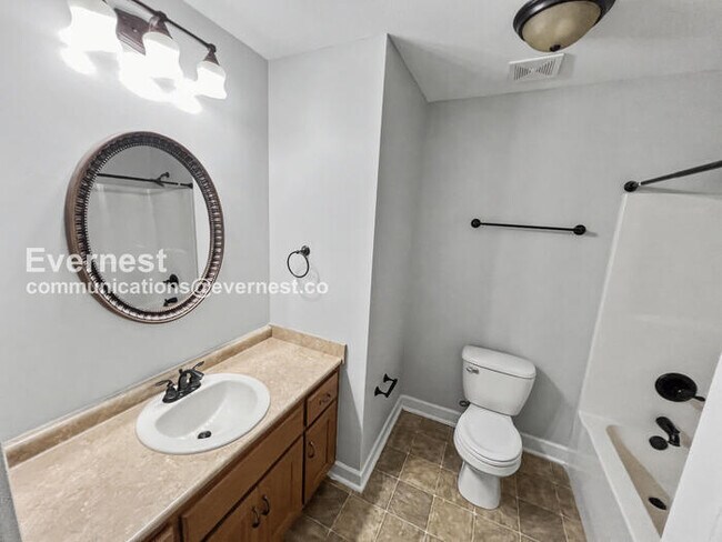 Building Photo - 3 Bed, 2 Bath Home with Fenced Yard & Garage / Pet-Friendly / Available Now!