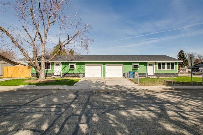 Building Photo - Newley Remodeled Duplex close to BSU