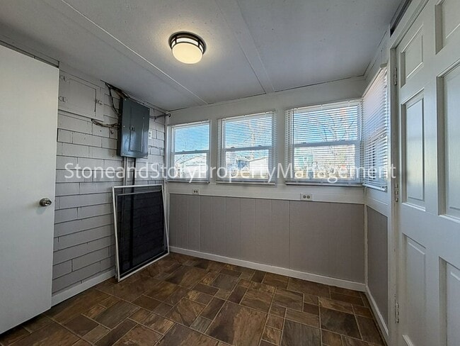 Building Photo - 3 bedroom 2 bath near Washburn University