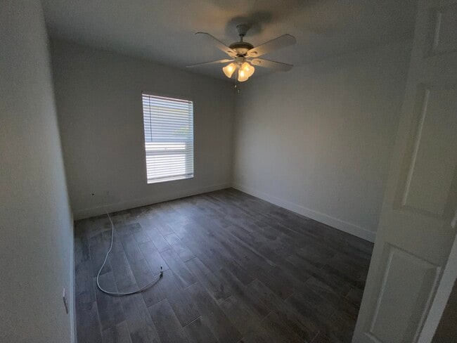 Building Photo - 553 E Ridge Cir N