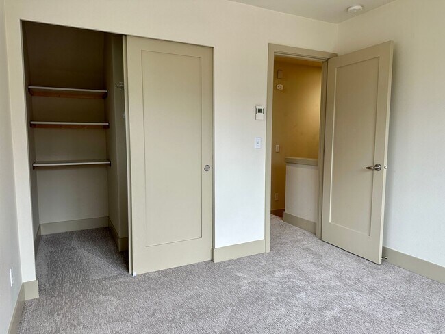 Building Photo - Enjoy pets and parking at this ideal townh...