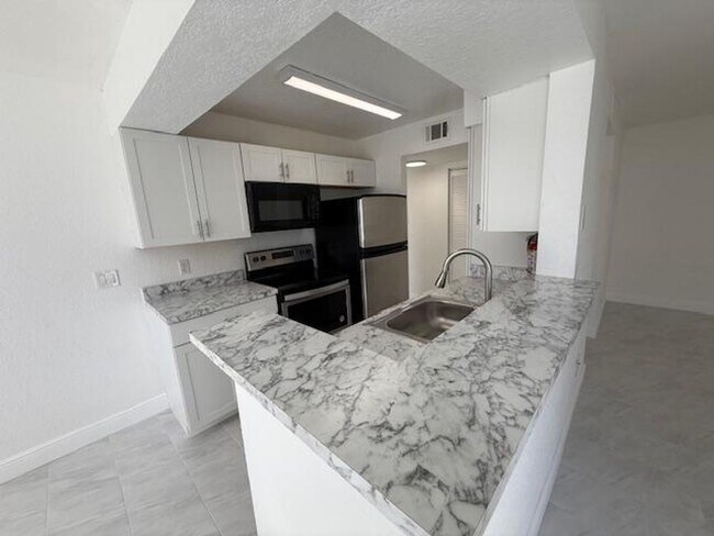 Building Photo - Newly renovated First floor, 1 Bedroom condo in the gated community of Lexington Place.