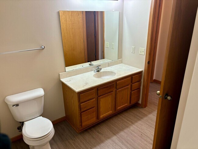 Building Photo - Updated One Level 2 Bedroom Townhome