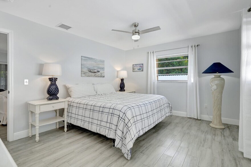 Building Photo - 2374 Poinciana Dr