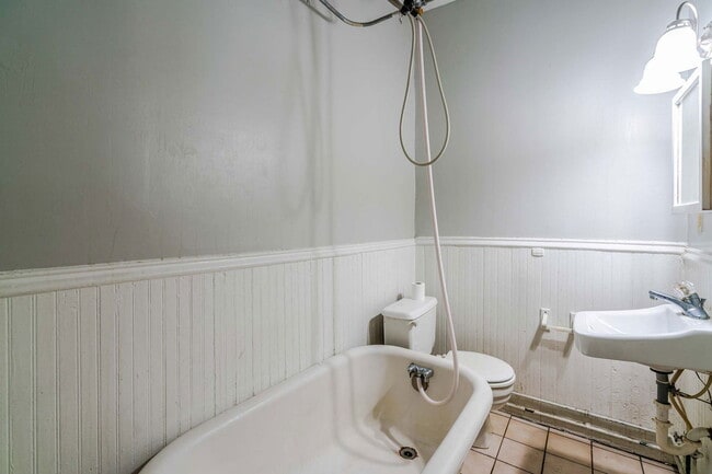 Building Photo - 246 1/2 W 5th Ave