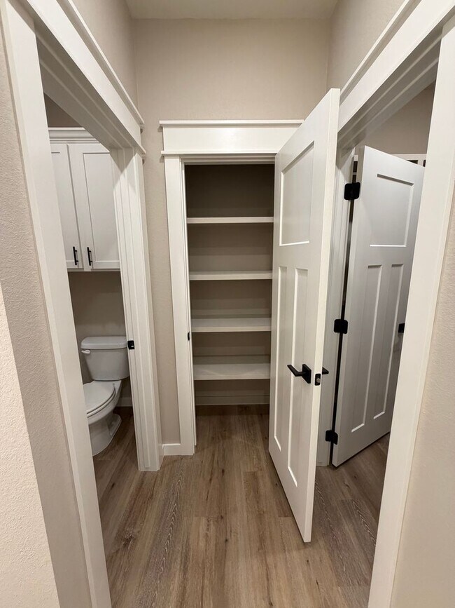 Building Photo - 3 Bed | 2 Bath House | Fridge will be add upon move in.