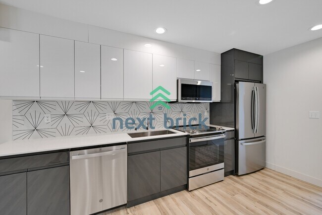 Building Photo - "Charming 3-Bedroom Townhouse Oasis in Heart of Seattle – Spacious 1460 Sq Ft with 2 Full Baths!"