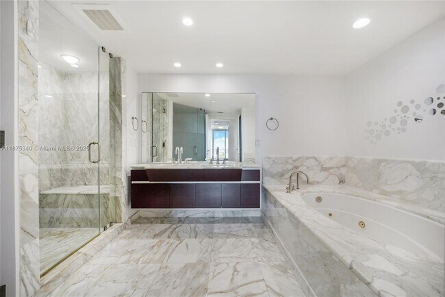 Building Photo - 2627 S Bayshore Dr