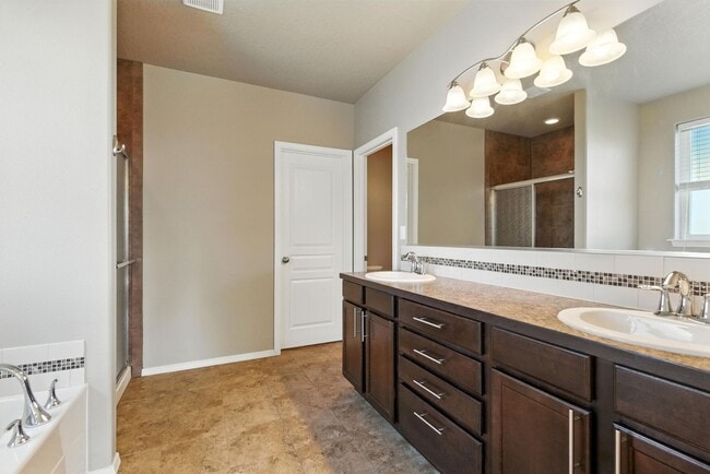 Building Photo - 7029 S Woodhaven Dr