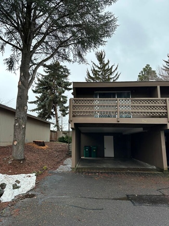 Building Photo - 2 bedroom townhuose