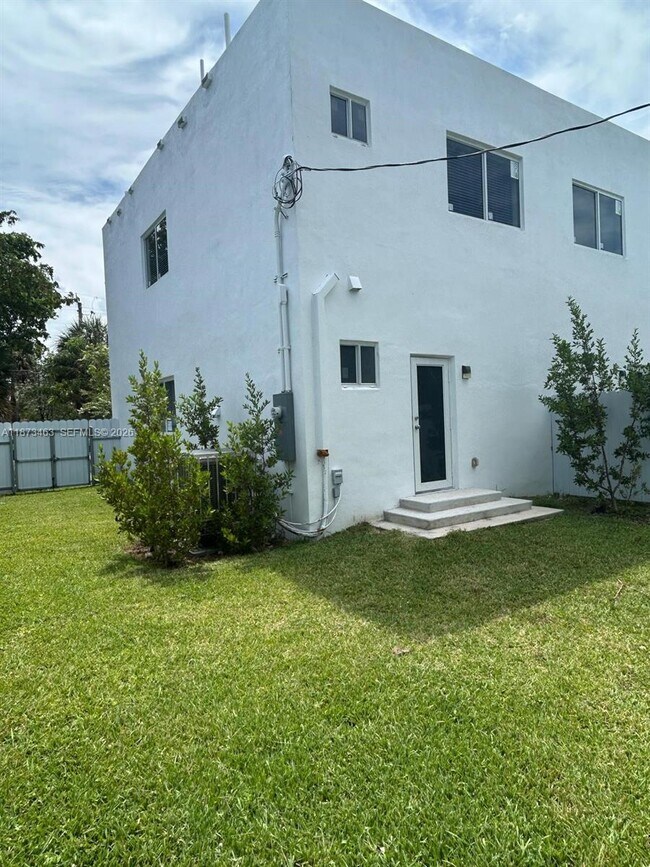 Building Photo - 723 NW 19th Ave