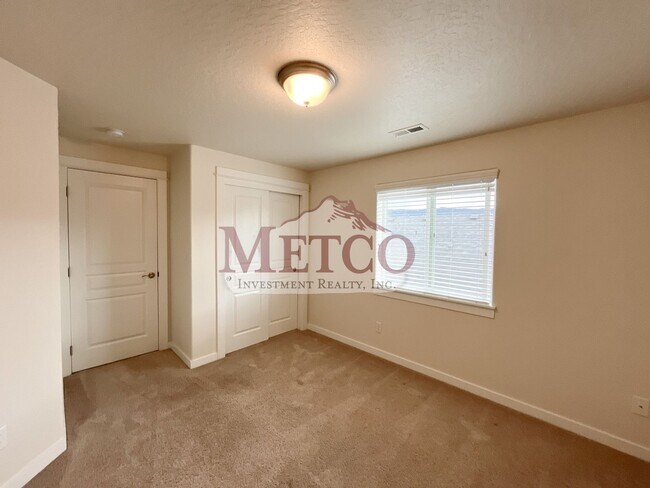 Building Photo - FOR RENT: Beautiful Coburg 3 Bed / 2.5 Bath Craftsman!