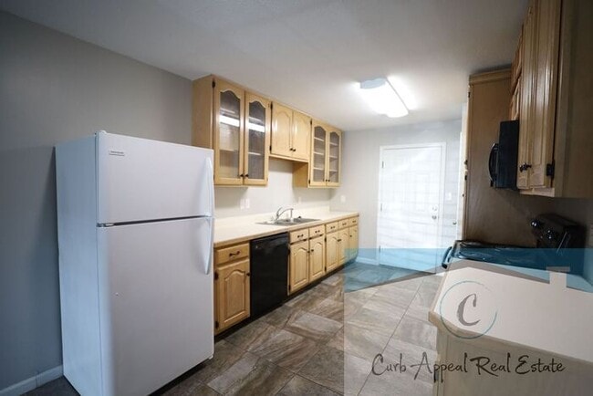 Building Photo - Spacious 2 bed /2 full bath apt